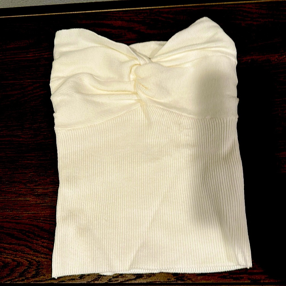 Ribbed strapless twisted know cream top